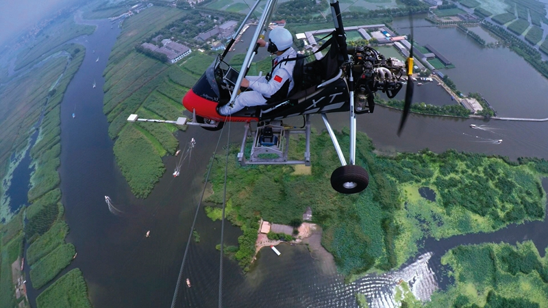 測繪地理信息工作人員利用三角翼在白洋淀進行航空測繪，為雄安新區規劃、選址和建設提供保障服務